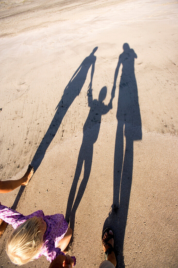 Blick auf den Schatten einer Familie im Sand, Punta Conejo, Baja California Sur, Mexiko, Amerika