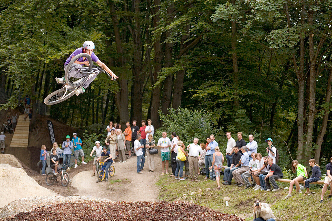 Jugendlicher springt einen tabeltop mit Dirt-bike, Starnberg, Bayern, Deutschland
