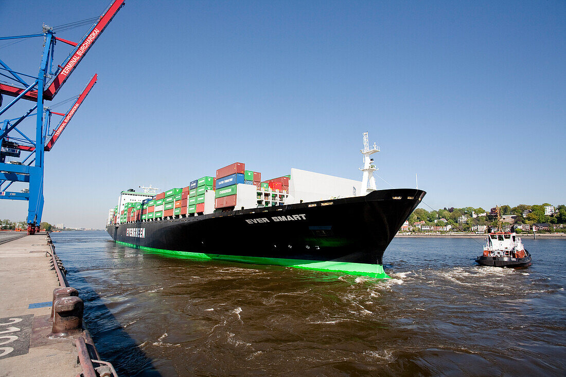 Containerschiff legt am Kai an, Hamburger Hafen, Deutschland