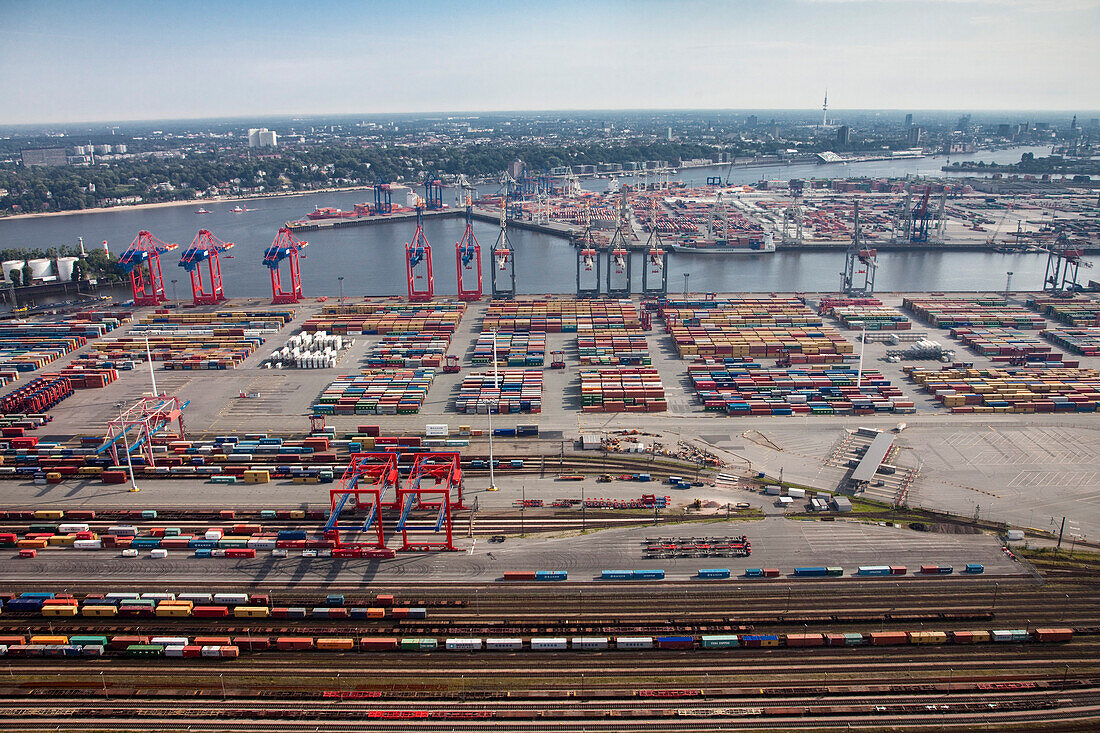 Containerbrücke und Gleisanlange, Hamburger Hafen, Deutschland