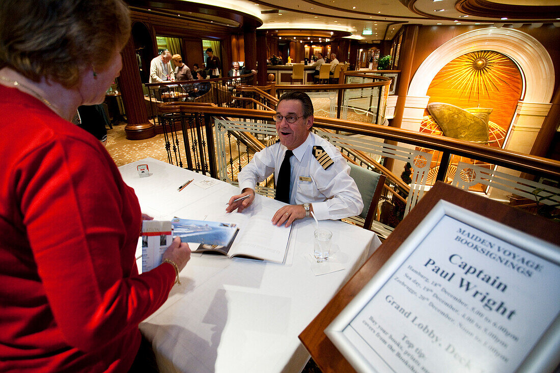 Signierstunde mit Kapitän Paul Wright, Grand Lobby, Kreuzfahrtschiff Queen Victoria