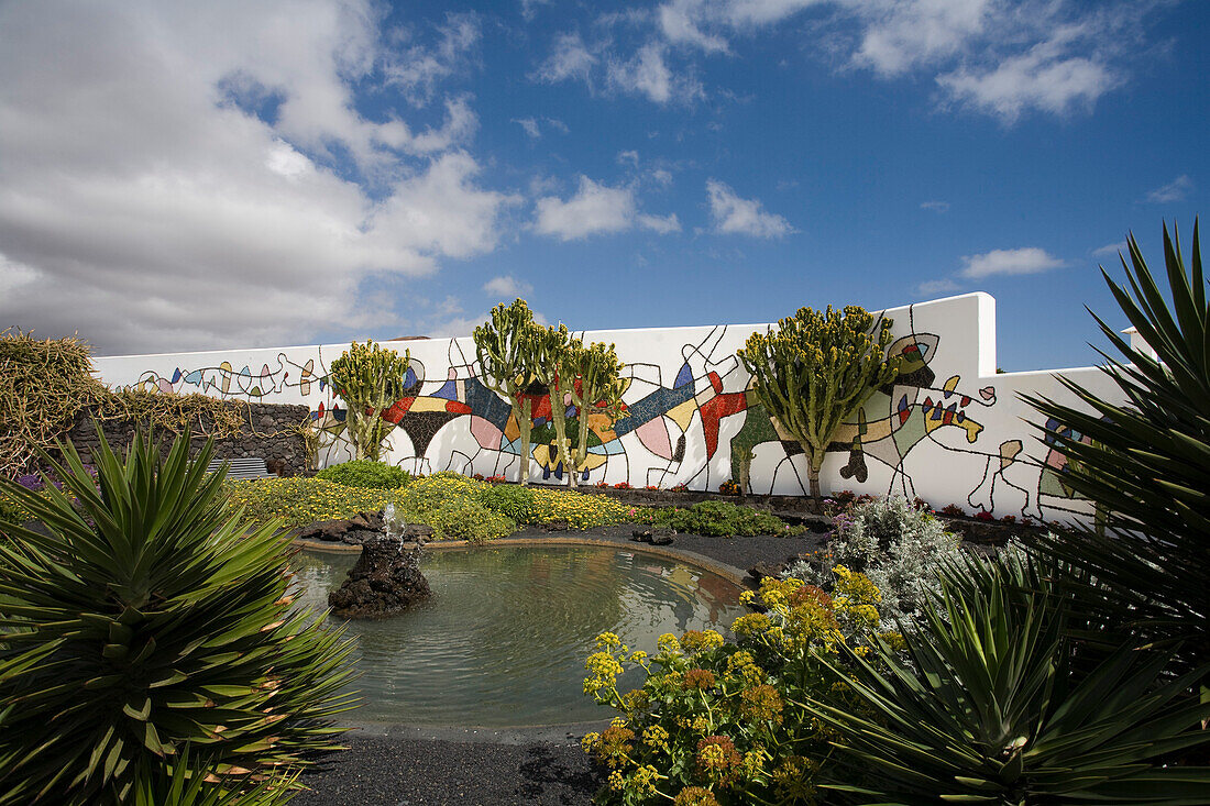 Teich und Innenhof, ehemaliges Wohnhaus von Künstler und Architekt Cesar Manrique, Museum, Fundacion Cesar Manrique, Taro de Tahiche, UNESCO Biosphärenreservat, Lanzarote, Kanarische Inseln, Spanien, Europa