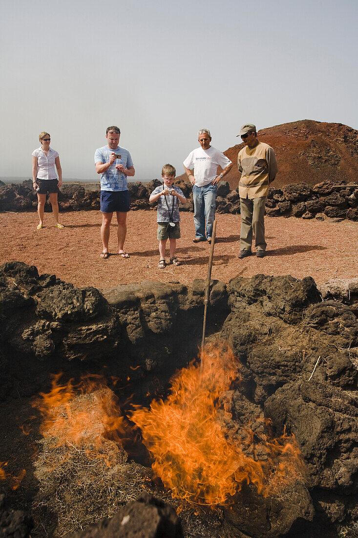 Vorführung, Feuer durch vulkanische Hitze, Reisig, Parque Nacional de Tiimanfaya, Montanas del Fuego, Park Ranger, Familie, UNESCO Biosphärenreservat, Lanzarote, Kanarische Inseln, Spanien, Europa