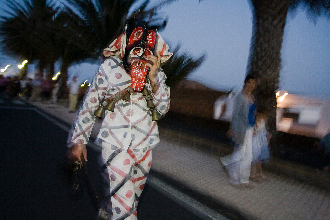 Los Diabletes, Person trägt Teufelsmaske, Tradition, Karneval, Teguise, Lanzarote, Kanarische Inseln, Spanien, Europa