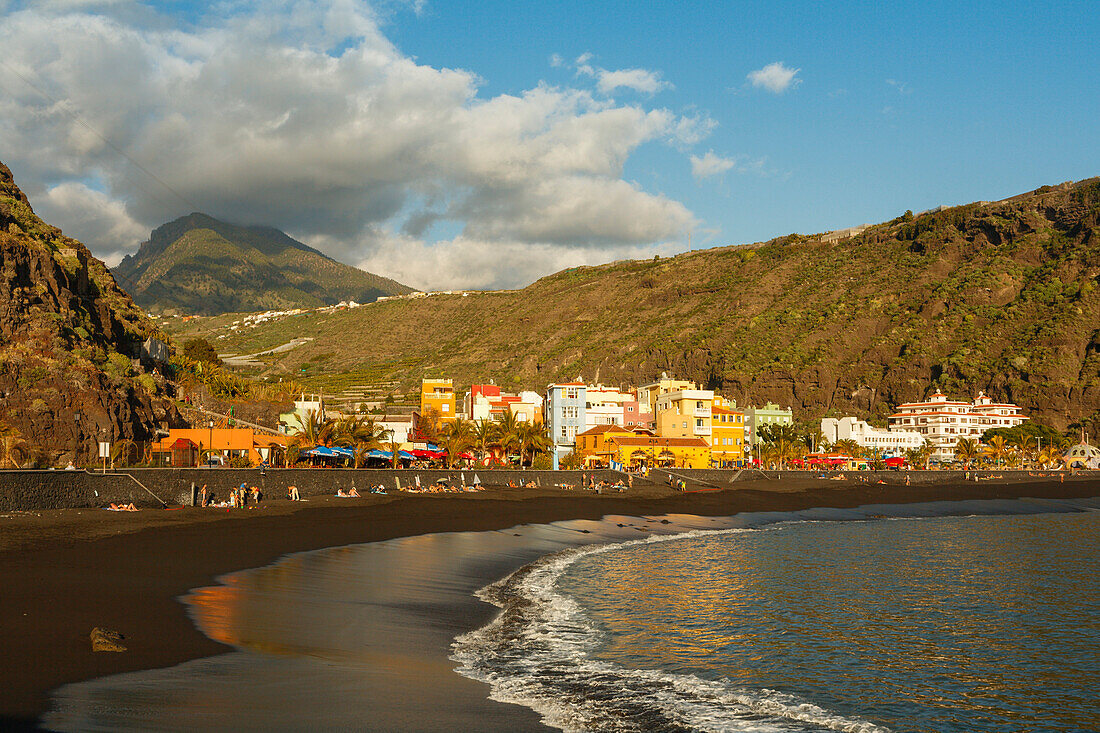 Pico Bejenado (1857m), Gipfel des erloschenen Vulkankraters Caldera de Taburiente und Strand, Puerto de Tazacorte, UNESCO Biosphärenreservat, Atlantik, La Palma, kanarische Inseln, Spanien, Europa