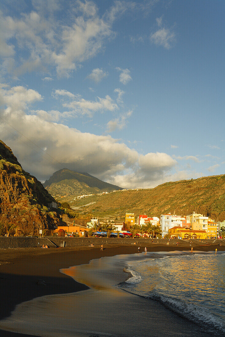 Pico Bejenado (1857m), peak of the extinct volcano crater Caldera de Taburiente and beach, Puerto de Tazacorte,  UNESCO Biosphere Reserve, Atlantic ocean, La Palma, Canary Islands, Spain, Europe