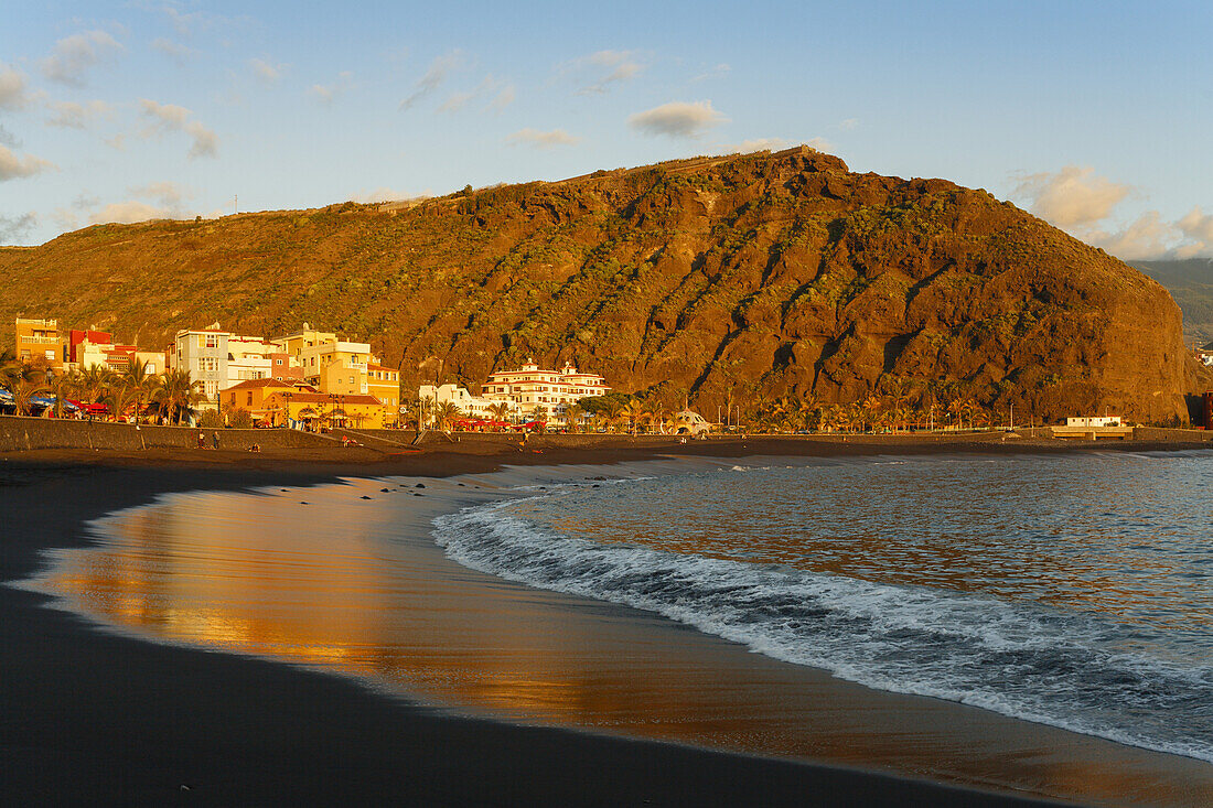 Coastal landscape and beach, Puerto de Tazacorte, UNESCO Biosphere Reserve, Atlantic ocean, La Palma, Canary Islands, Spain, Europe