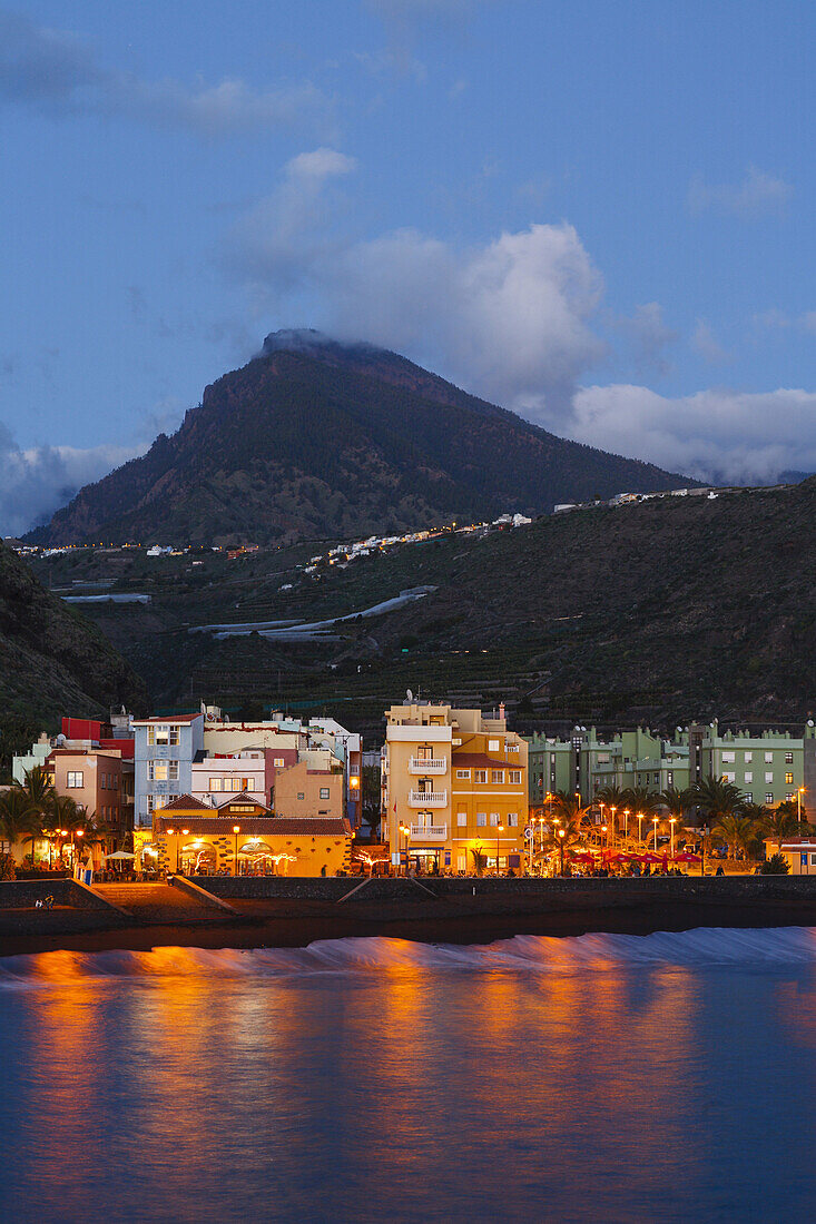 Pico Bejenado (1857m), peak of the extinct volcano crater Caldera de Taburiente and coast at dusk, Puerto de Tazacorte, UNESCO Biosphere Reserve, Atlantic ocean, La Palma, Canary Islands, Spain, Europe