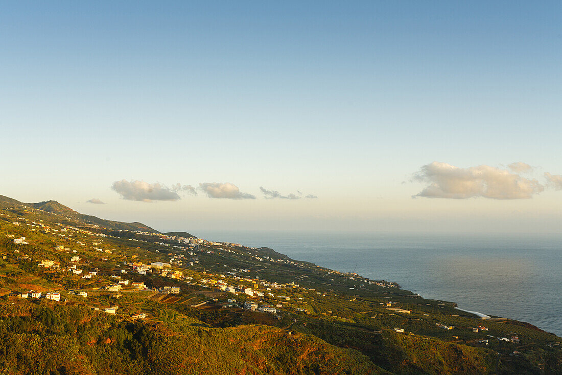 Aussichtspunkt, Blick von Erita de San Bartolome bei Sonnenaufgang, La Galga, Ostküste und Dorf, Los Galguitos, UNESCO Biosphärenreservat, Atlantik, Meer, La Palma, kanarische Inseln, Spanien, Europa