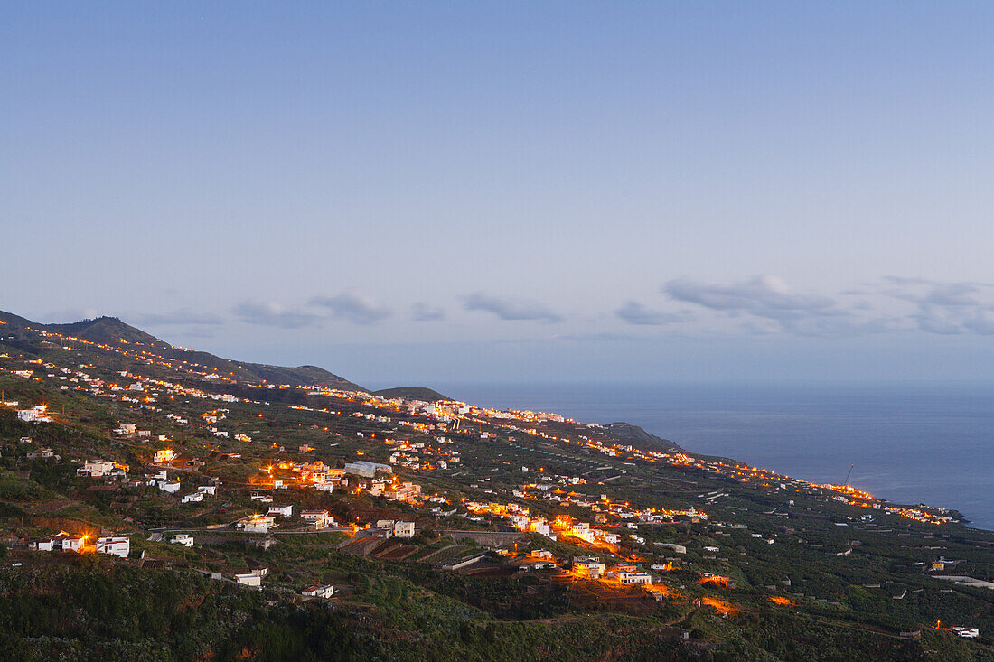 Aussichtspunkt, Blick von Erita de San Bartolome bei Sonnenaufgang, La Galga, Ostküste und Dorf, Los Galguitos, UNESCO Biosphärenreservat, Atlantik, Meer, La Palma, kanarische Inseln, Spanien, Europa