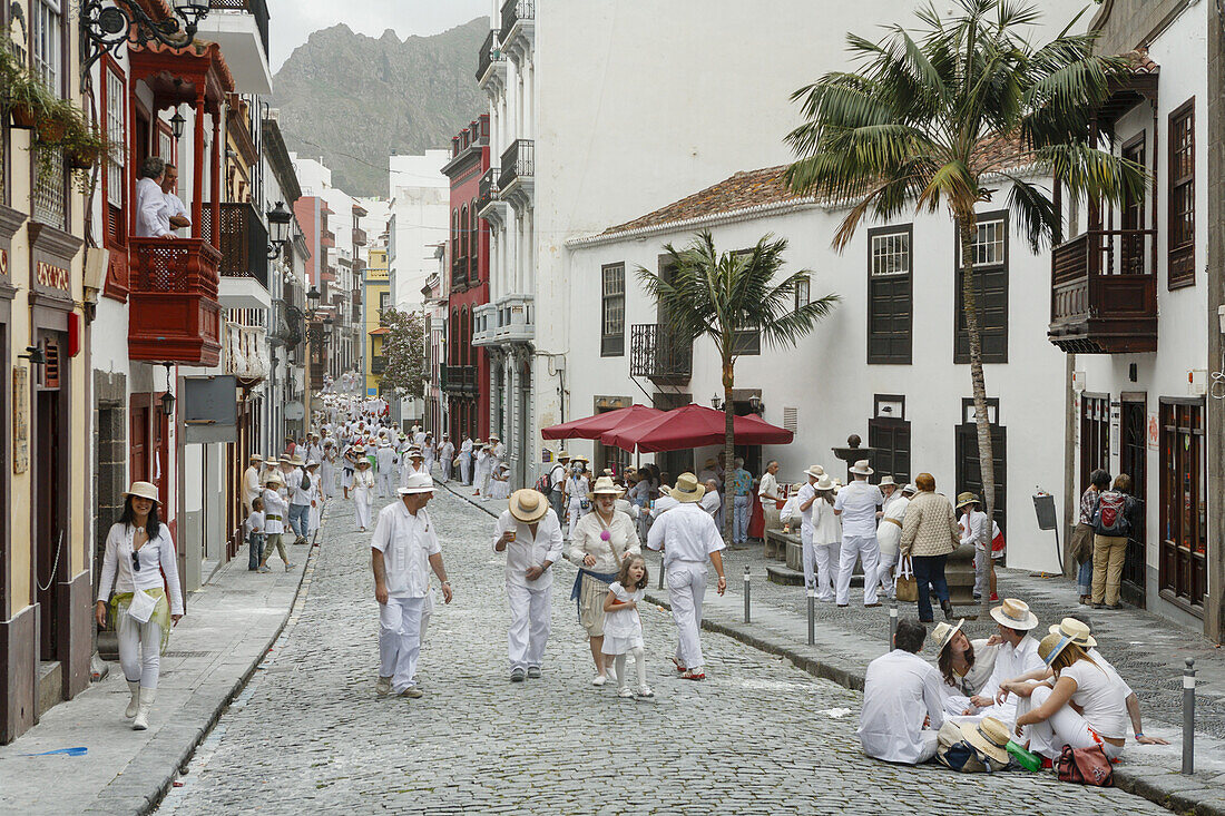 Talcum powder battle, local festival, revival of the homecoming for emigrants, Fiesta de los Indianos, Santa Cruz de La Palma, La Palma, Canary Islands, Spain, Europe