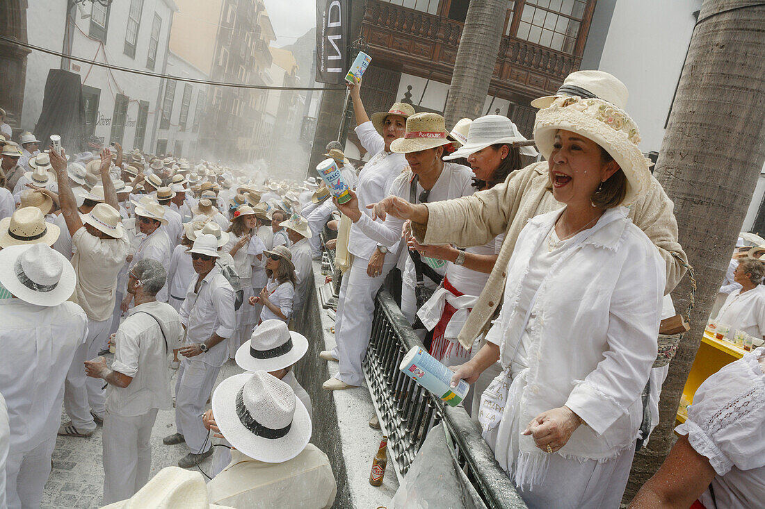 Talcum powder battle, local festival, revival of the homecoming for emigrants, Fiesta de los Indianos, Santa Cruz de La Palma, La Palma, Canary Islands, Spain, Europe