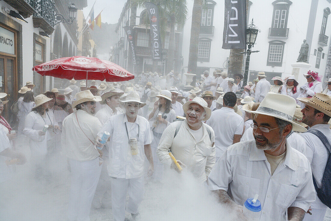 Talcum powder battle, local festival, revival of the homecoming for emigrants, Fiesta de los Indianos, Santa Cruz de La Palma, La Palma, Canary Islands, Spain, Europe