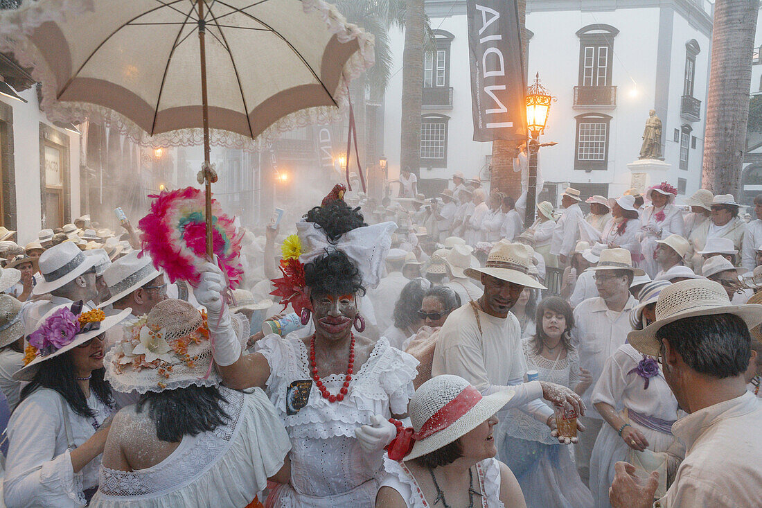 Talcum powder battle, local festival, revival of the homecoming for emigrants, Fiesta de los Indianos, Santa Cruz de La Palma, La Palma, Canary Islands, Spain, Europe