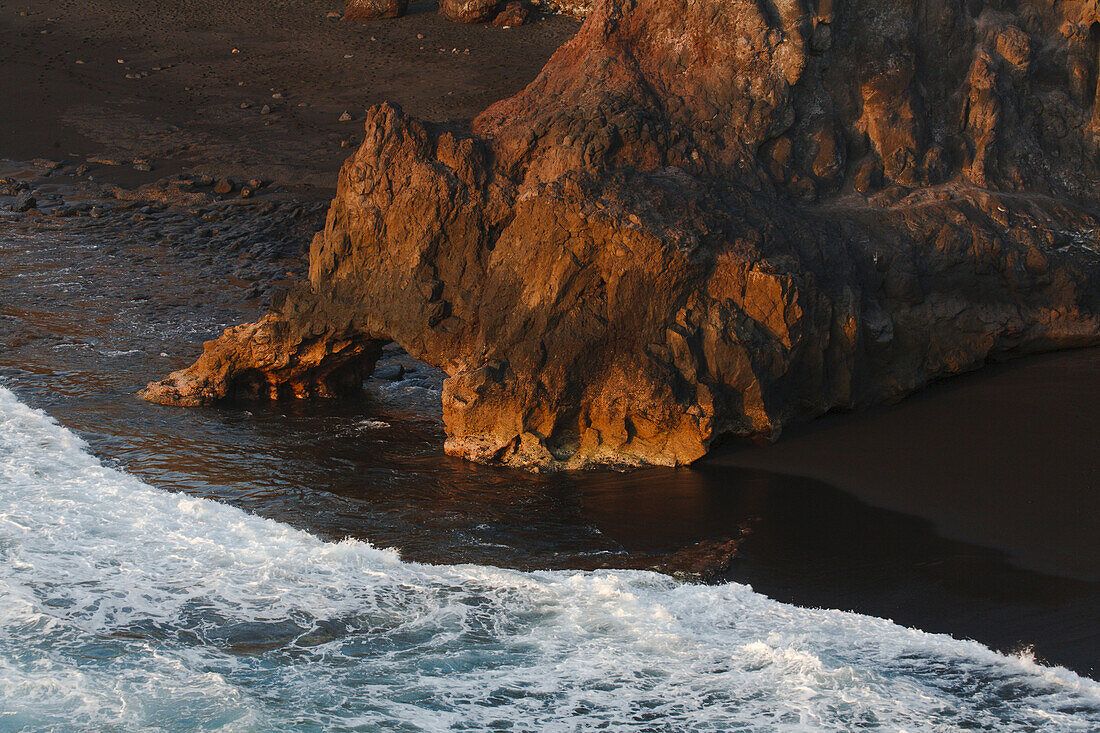 Punta de Zamora, Playa de Zamora, Strand mit Naturbogen, vulkanische Felsformation, Westküste, bei Las Indias, UNESCO Biosphärenreservat, Atlantik, Meer, La Palma, kanarische Inseln, Spanien, Europa