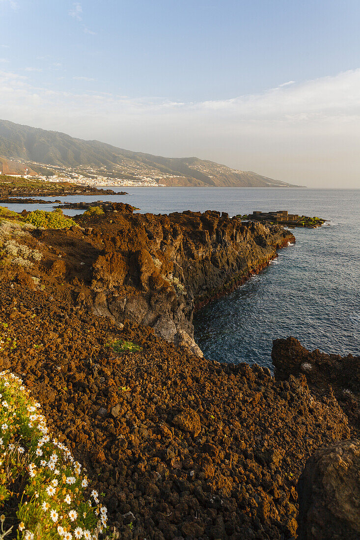 Küstenlandschaft bei Los Cancajos, Santa Cruz de la Palma und Ostseite der Caldera de Taburiente im Hintergrund, Ostküste, UNESCO Biosphärenreservat, Atlantik, La Palma, kanarische Inseln, Spanien, Europa