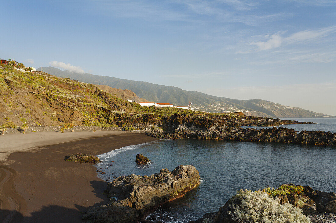 Beach at Playa de los Cancajos, Los Cancajos, Atlantic ocean, east side of Caldera de Taburiente in the background, UNESCO Biosphere Reserve, Atlantic ocean, La Palma, Canary Islands, Spain, Europe