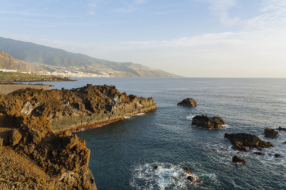 Küstenlandschaft bei Los Cancajos, Santa Cruz de la Palma und Ostseite der Caldera de Taburiente im Hintergrund, Ostküste, UNESCO Biosphärenreservat, Atlantik, La Palma, kanarische Inseln, Spanien, Europa