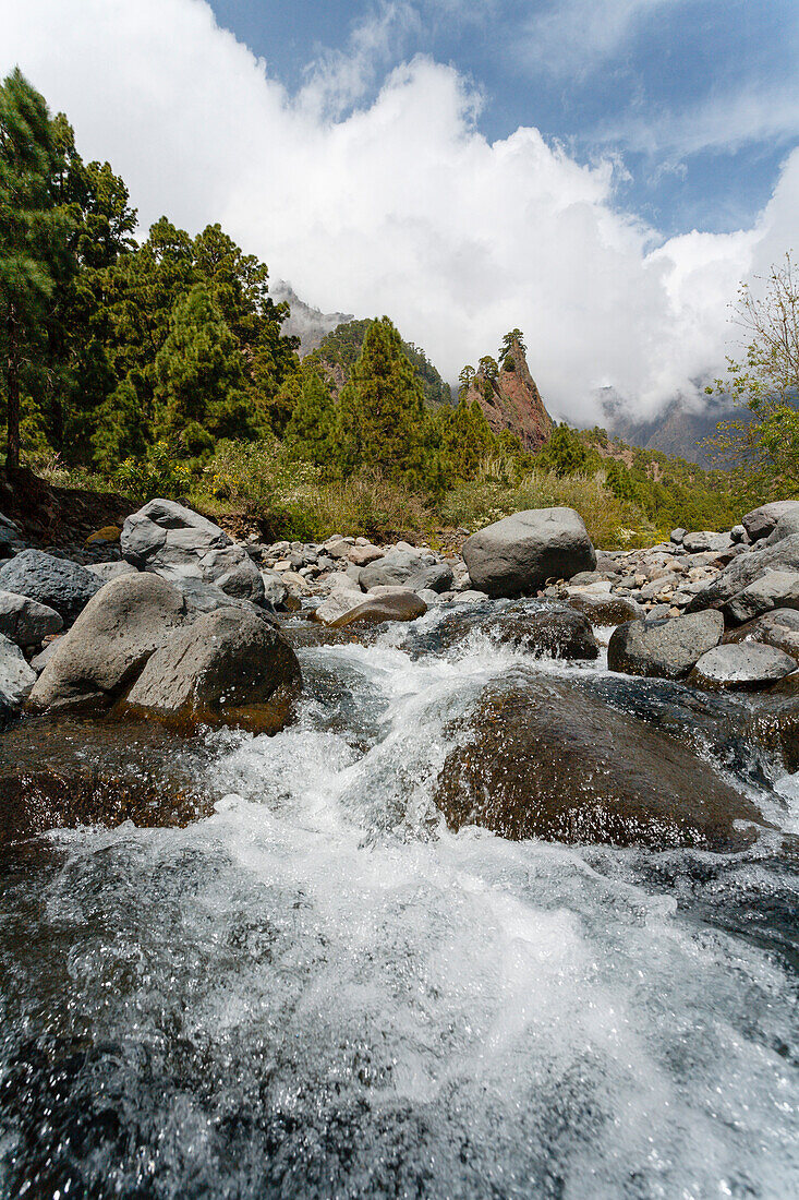 Fluß und Berglandschaft, Rio de Taburiente, Playa de Taburiente, vulkanische Felsformation, Roque Huso, Nationalpark, Parque Nacional Caldera de Taburiente, Riesenkrater eines erloschenen Vulkans, Caldera de Taburiente, Naturschutzgebiet, UNESCO Biosphäre