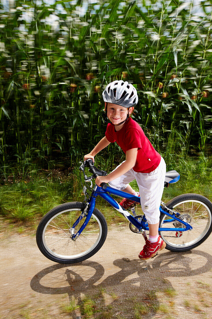 Mädchen (6-7 Jahre) fährt Fahrrad, Bayern, Deutschland