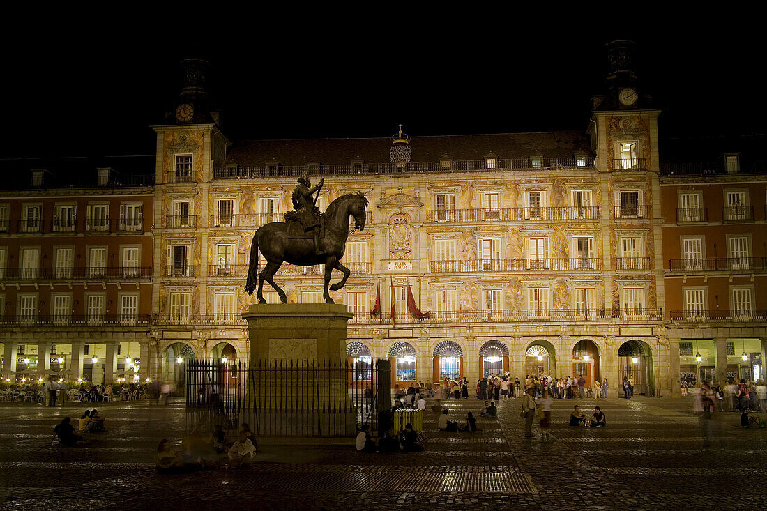 Spain,  Madrid,  evening view of Plaza Mayor with Felipe III memorial and Casa de la Panadería