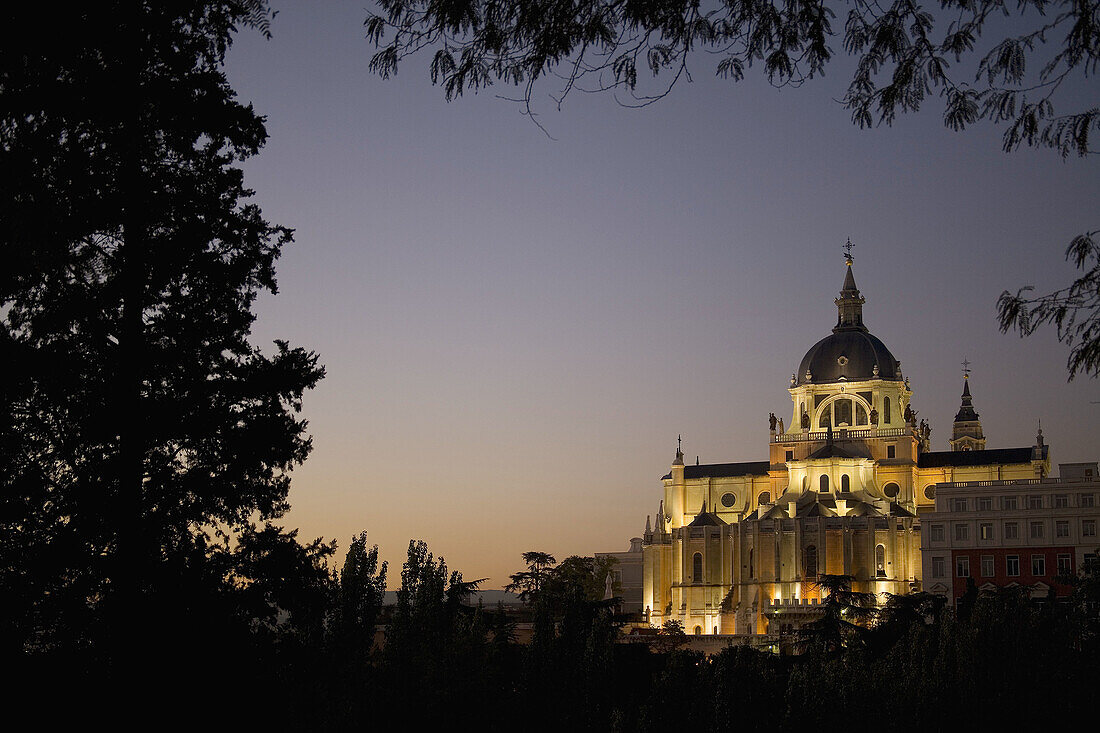 Spain,  Madrid,  evening view of the neoclassical exterior of Madrid’s main cathedral,  Cathedrale Santa María la Real de La Almudena