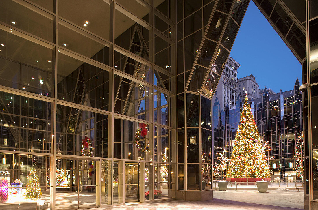 CHRISTMAS TREE LIGHTS PPG PLAZA ICE RINK DOWNTOWN PITTSBURGH PENNSYLVANIA USA