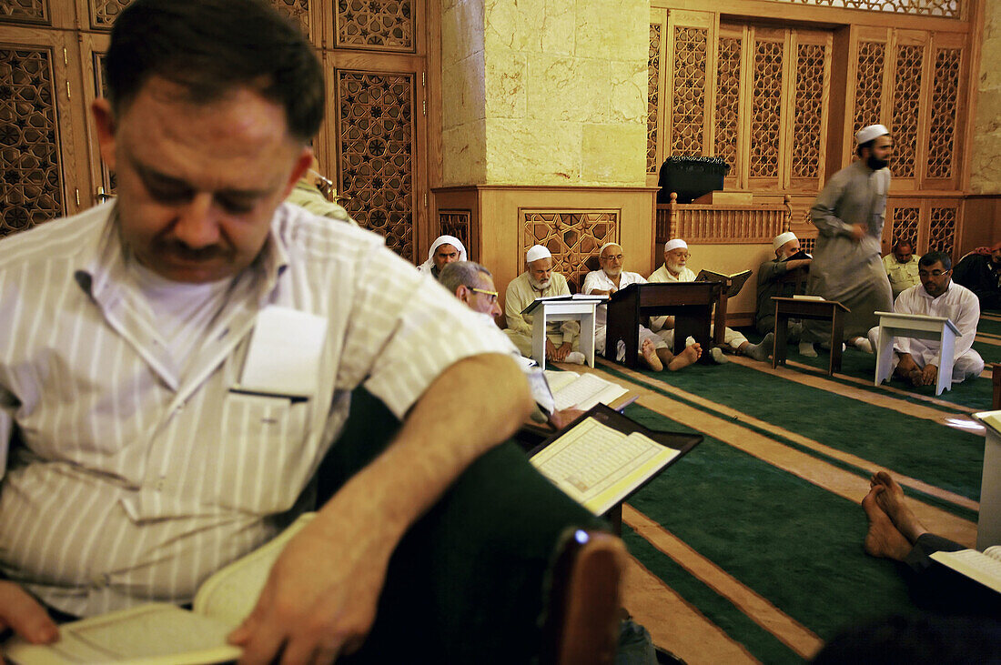 Old man giving a speach in the great mosque buit by caliph Souleymen in 715-717,  Aleppo,  Syria