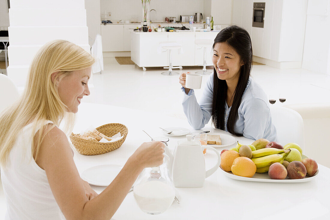 Asiate, Asiaten, Bauchige Weinflasche, Bauchige Weinflaschen, Blond, Erwachsene, Erwachsener, Ethnisch, Ethnisch gemischt, Farbe, Frau, Frauen, Frucht, Früchte, Frühstück, Gesunde Ernährung, Halbfigur, Innen, Lächeln, Mensch, Menschen, Milch, Mischrennen,