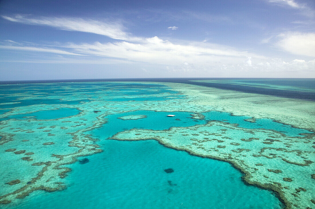 AUSTRALIA - Queensland - WHITSUNDAY COAST - Great Barrier Reef: Aerial of the Great Barrier Reef by the Whitsunday Coast