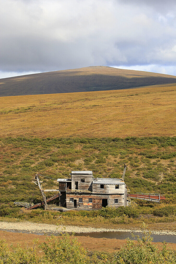 Old gold seekers´ cabin,  Seward Peninsula,  Alaska,  USA