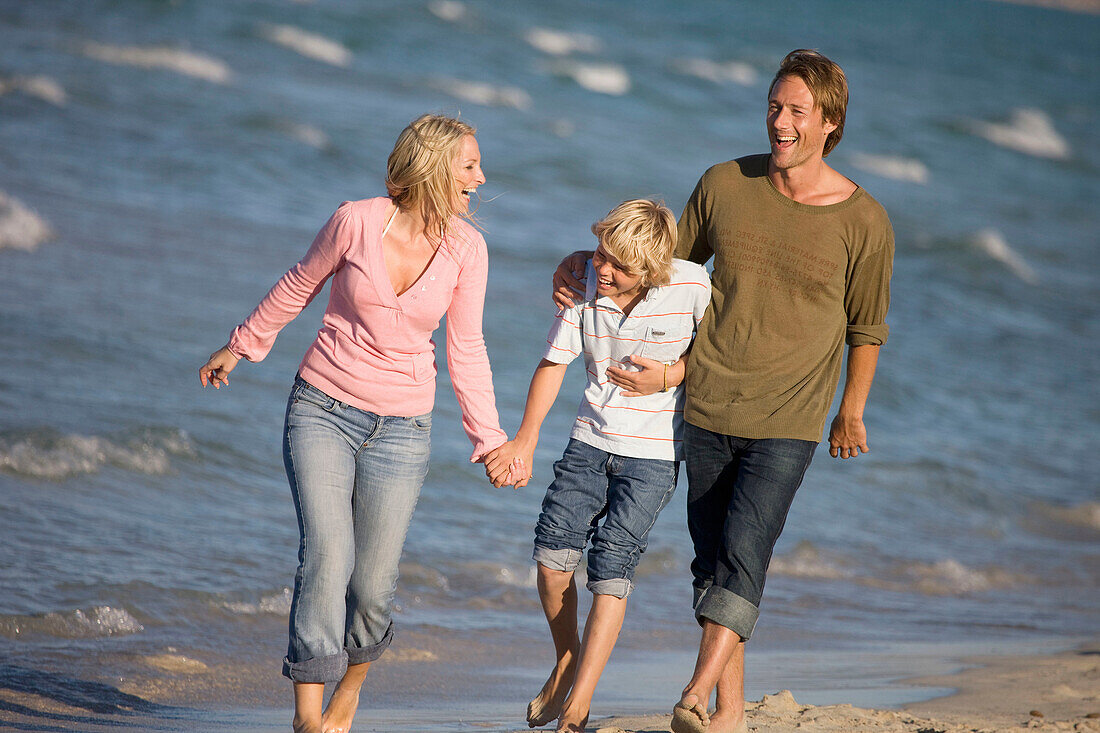 Adult, Adults, Amusement, Barefeet, Barefoot, beach, beaches, boy, boys, Caucasian, Caucasians, child, children, Color, Colour, Contemporary, dad, Daytime, exterior, Exuberance, Exuberant, father, fathers, female, Full body, Full length, Full-body, Full-l