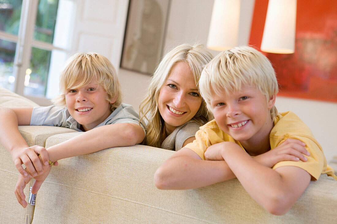 Aufgestützt, Aufstützen, Blick Kamera, Blond, Bruder, Brüder, Drei, Drei Personen, Erwachsene, Erwachsener, Familie, Familien, Farbe, Frau, Frauen, Freude, Geschultert, Geschwister, Glück, Glücklich, Innen, Junge, Jungen, Kind, Kinder, Lächeln, Männlich, 