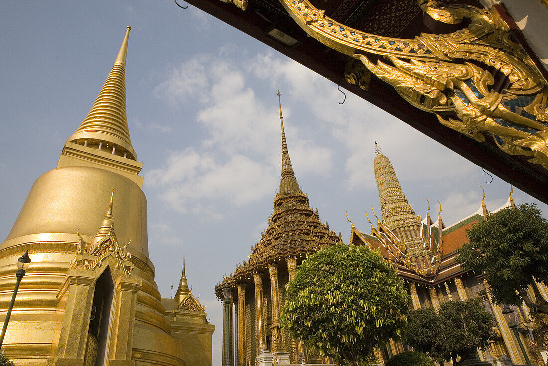 Goldene Gebäude des Königspalasts unter Wolkenhimmel, Bangkok, Thailand, Asien