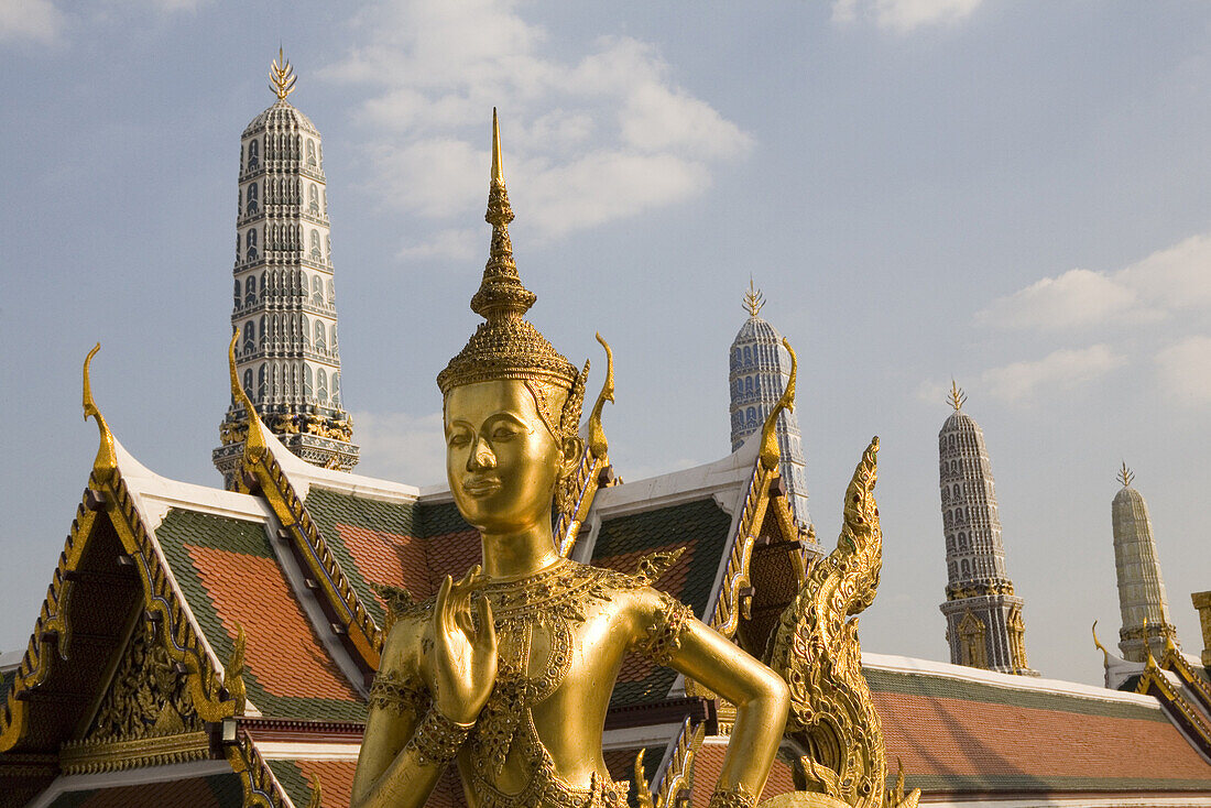 Statue, Türme und Dächer des Königspalasts, Bangkok, Thailand, Asien
