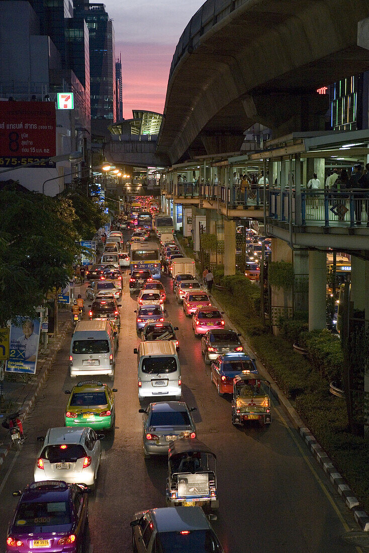 Autos auf der Silom Road während der Stosszeit am Abend, Bangkok, Thailand, Asien