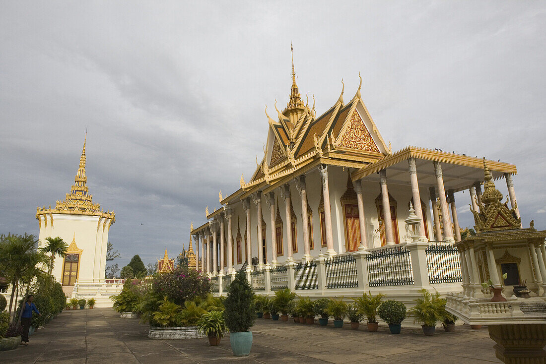 Silberpagode beim Königspalast unter grauen Wolken, Phnom Penh, Kambodscha, Asien