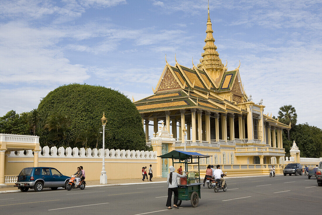 People in front of the entrance of the Royale Palace at Phnom Penh, Cambodia