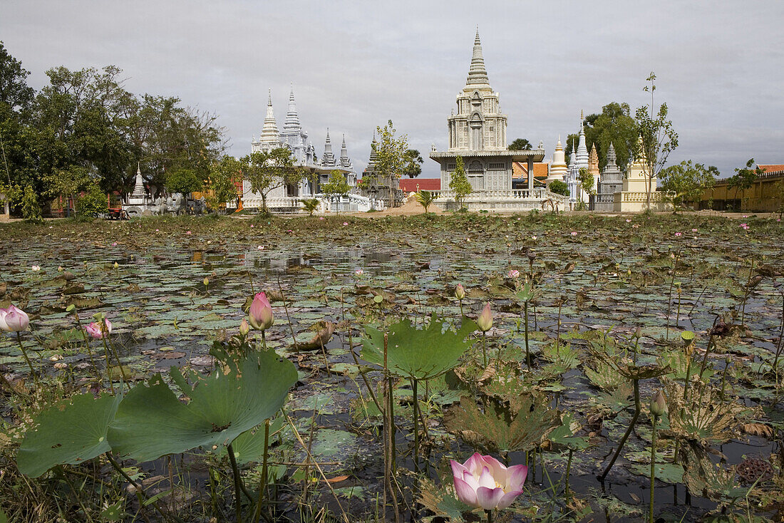 Teich mit Seerosen vor Stupas eines Tempels, Udong, Provinz Phnom Penh, Kambodscha, Asien
