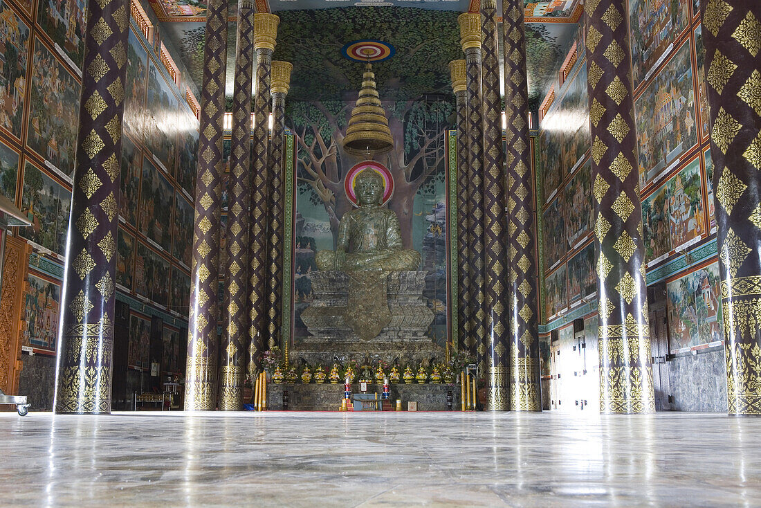 Innenansicht des menschenleeren Tempel Prasat Nokor Vimean Sour, Udong, Provinz Phnom Penh, Kambodscha, Asien