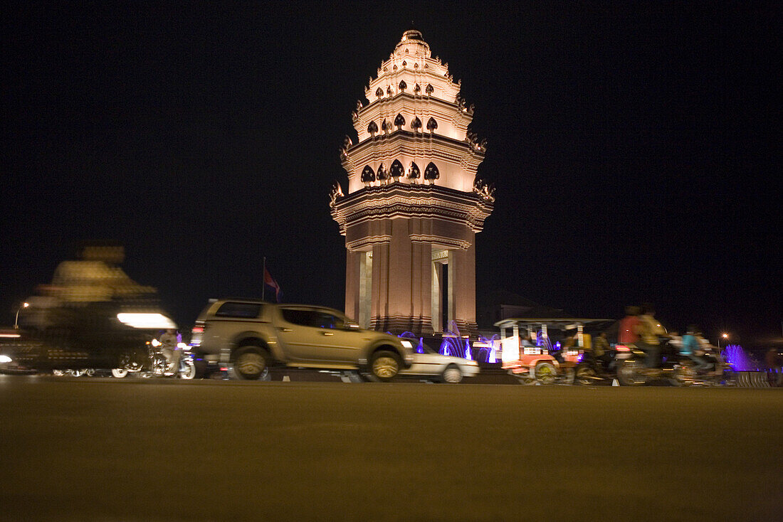 Das beleuchtete Unabhängigkeits Denkmal bei Nacht in Phnom Penh, Kambodscha, Asien