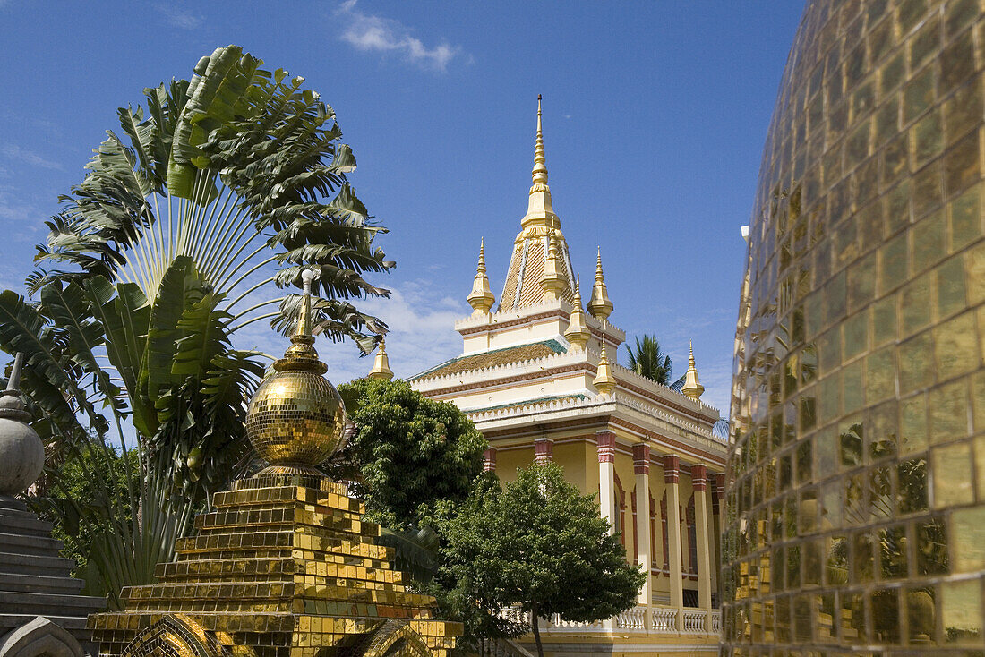 Goldene Stupa eines Wats im Sonnenlicht, Phnom Penh, Kambodscha, Asien