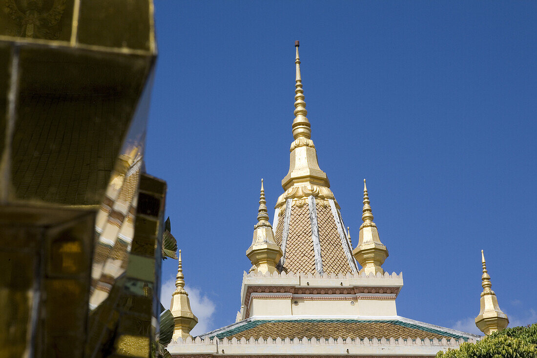 Dachspitze eines Wats im Sonnenlicht, Phnom Penh, Kambodscha, Asien