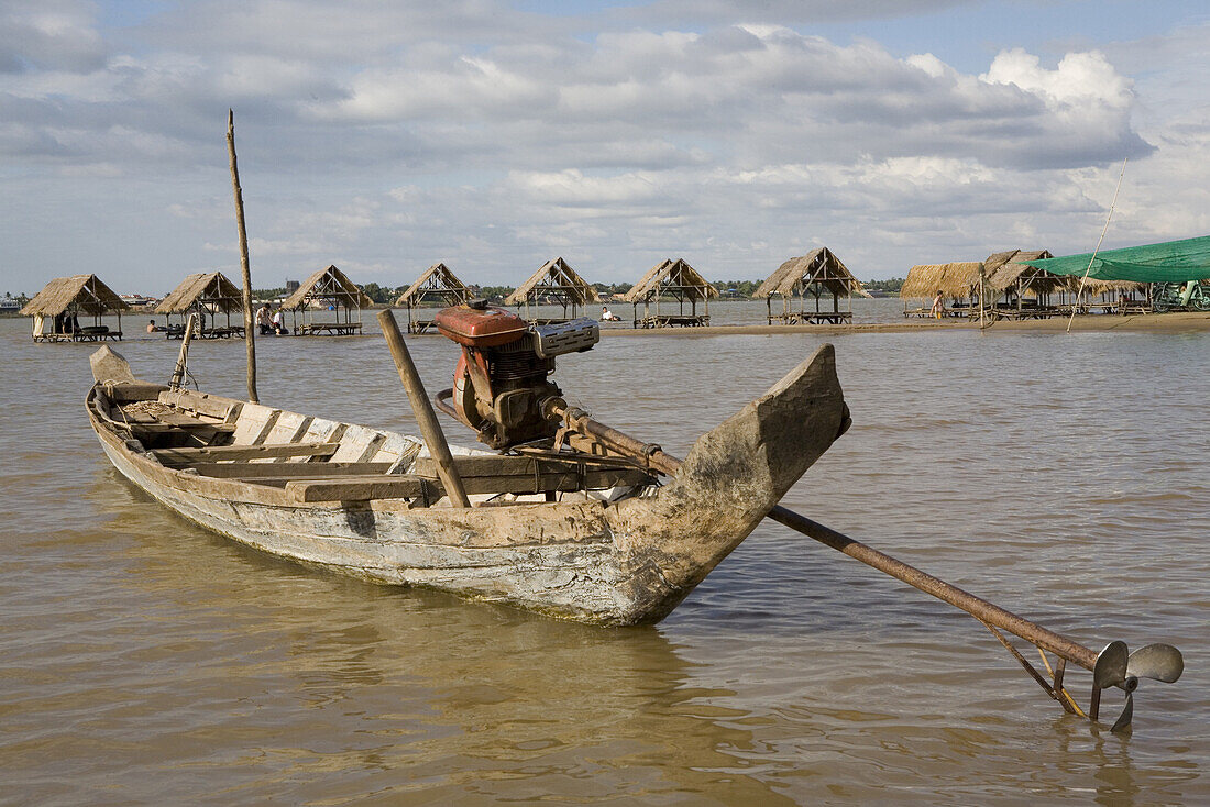 Fischerboot und Strand mit Hütten auf der Insel Koh Deik im Fluss Mekong, Kambodscha, Asien
