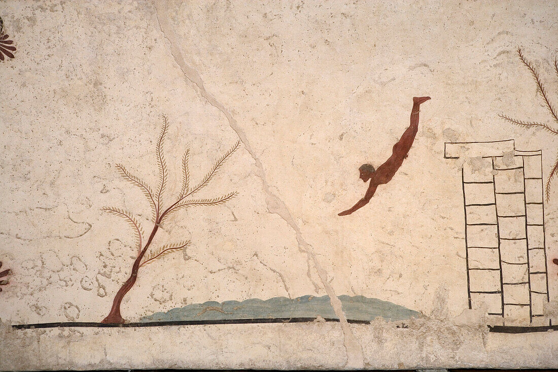 Zeichnung des Tauchers auf dem Deckel eines Grabes im Archäologischen Museum, Grab des Turmspringers, UNESCO Weltkulturerbe, Paestum, Cilento, Kampanien, Italien