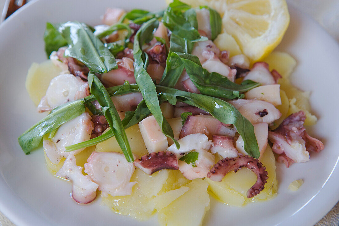 Salat aus Kartoffeln, Rucola und Oktopus, Cilento, Kampanien, Italien