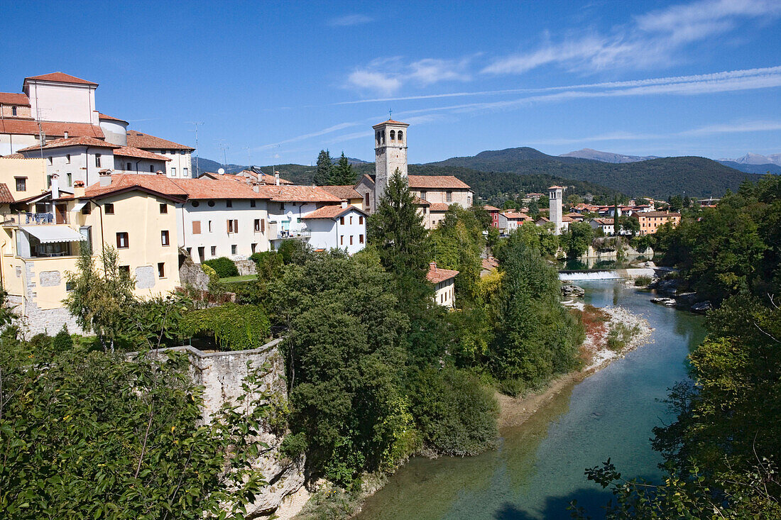 Der Fluss Natisone und die Altstadt von Cividale del Friuli, Friaul-Julisch Venetien, Italien