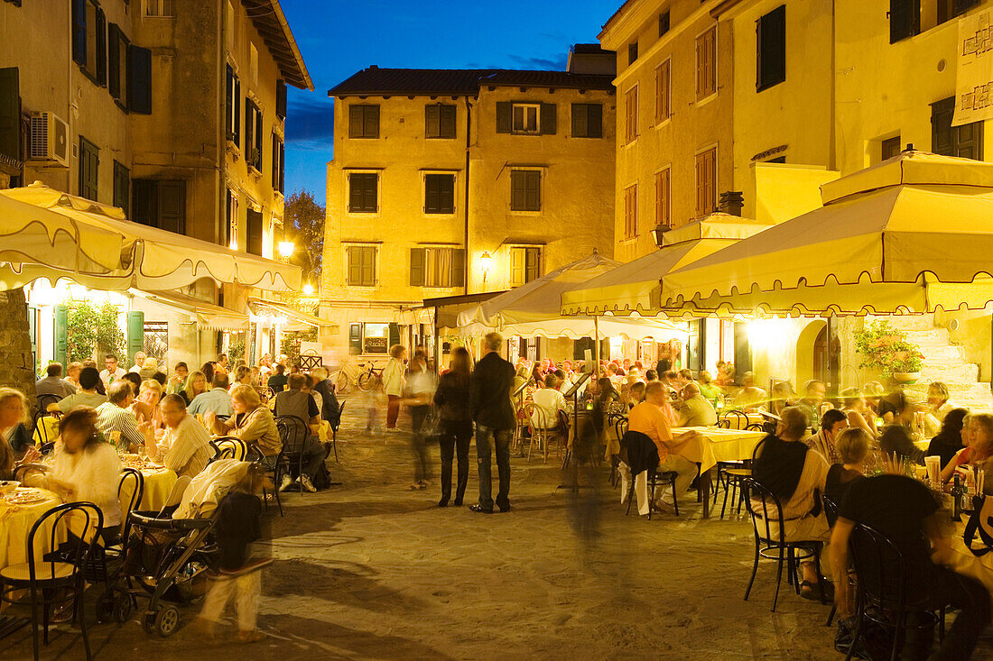Ein Abend auf der Piazza Duca d'Aosta in Grado, Provinz Udine, Friaul-Julisch Venetien, Italien