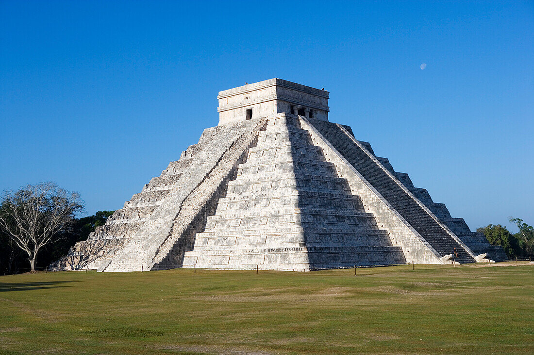 Mayan temple ruins in Chichen Itza, Pyramid of Kukulkan, State of Yucatan, Peninsula Yucatan, Mexico