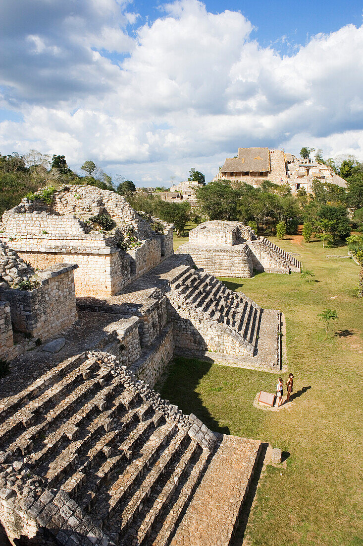 Tempelruinen der Maya in Ek Balam, Blick auf die Zwillingspyramide, und im Hintergrund auf die Akropolis mit dem Grab von Ukit Kan Le'k Tok', Bundesstaat Yucatan, Halbinsel Yucatan, Mexiko